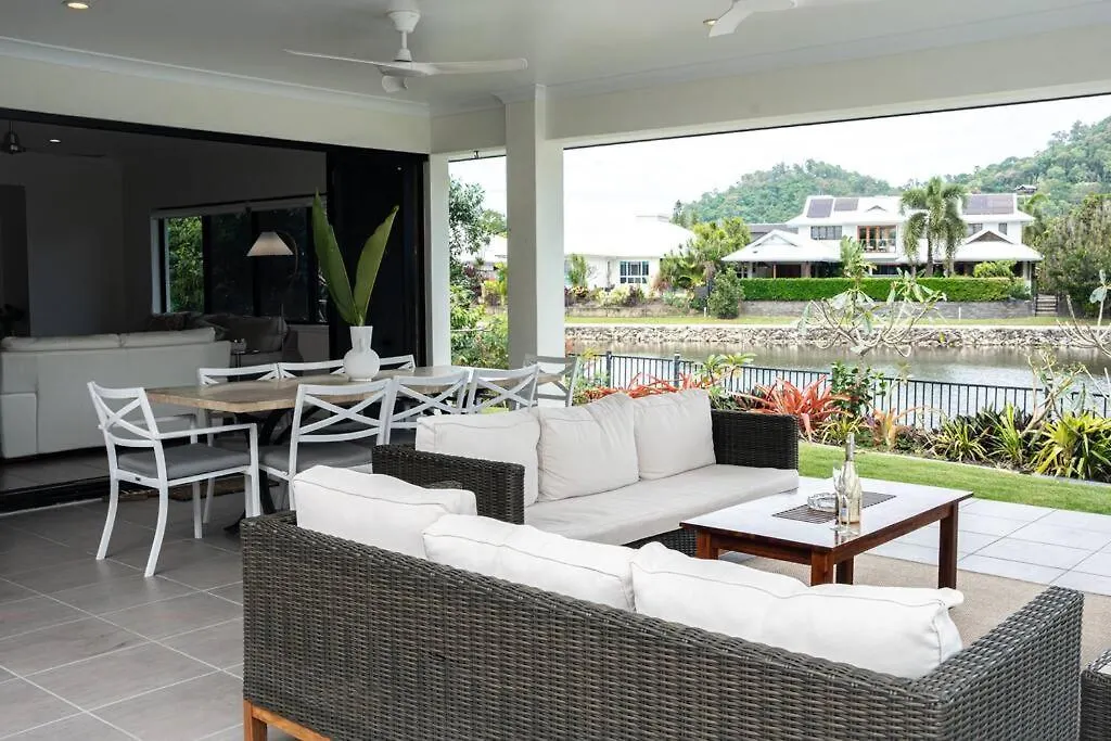 度假居 Lakeside Luxury, Stroll To Beach & Restaurants- Pets Welcome 三一海滩 澳大利亚