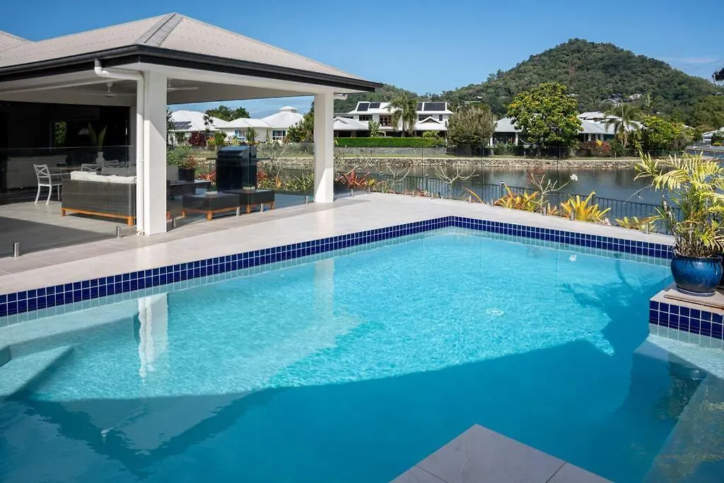 度假居 Lakeside Luxury, Stroll To Beach & Restaurants- Pets Welcome 三一海滩