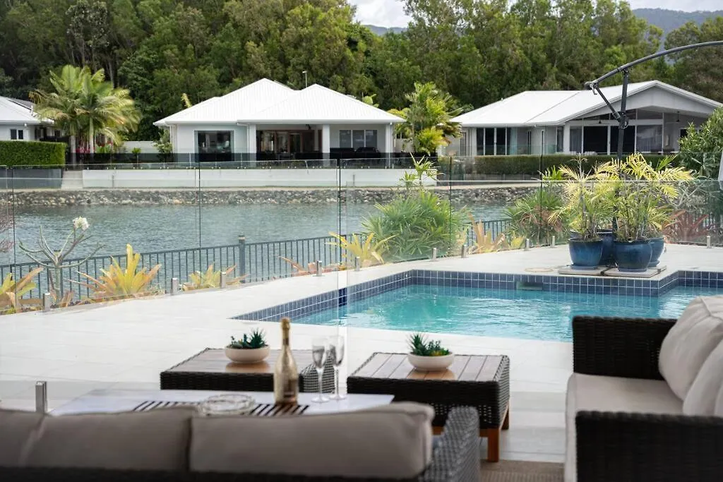 度假居 Lakeside Luxury, Stroll To Beach & Restaurants- Pets Welcome 三一海滩 澳大利亚