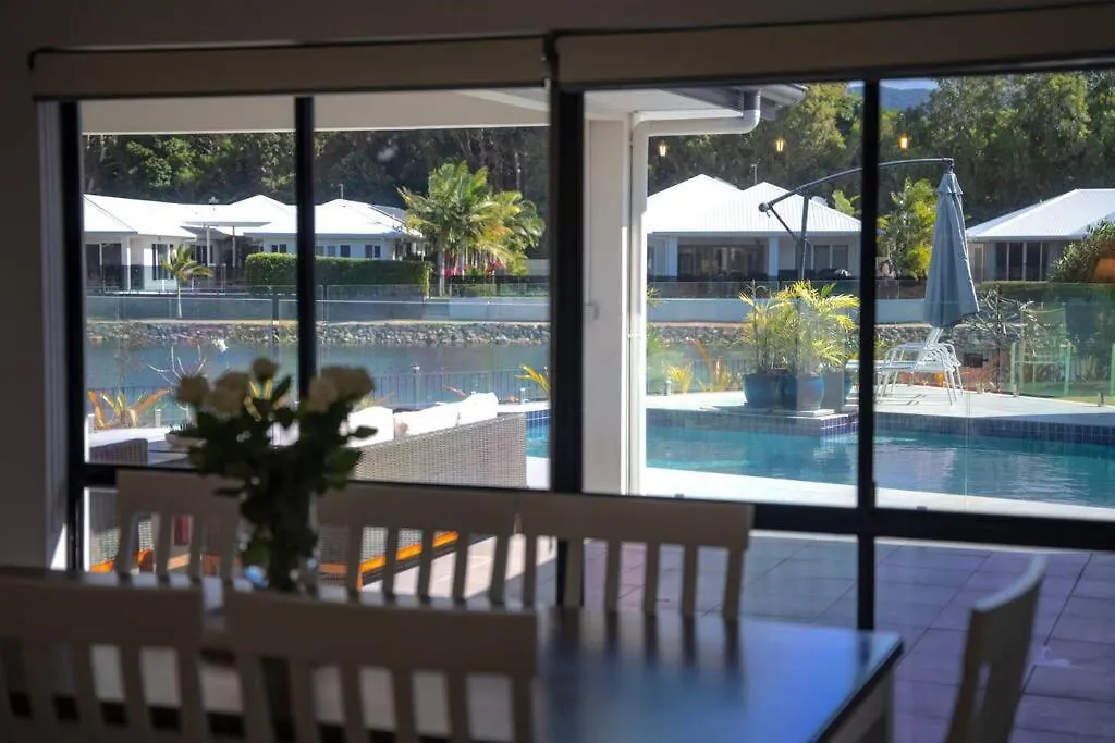 度假居 Lakeside Luxury, Stroll To Beach & Restaurants- Pets Welcome 三一海滩